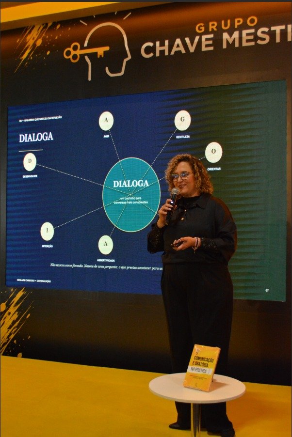 Dra. Igislaine Cardoso palestrando no palco