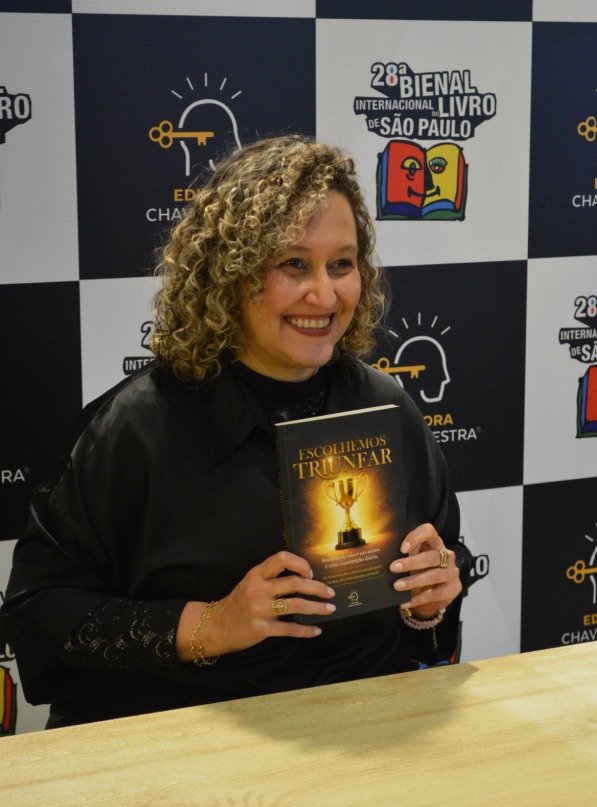 Dra. Igislaine Cardoso com o livro Escolhemos Triunfar na 28ª Bienal Internacional do Livro de São Paulo