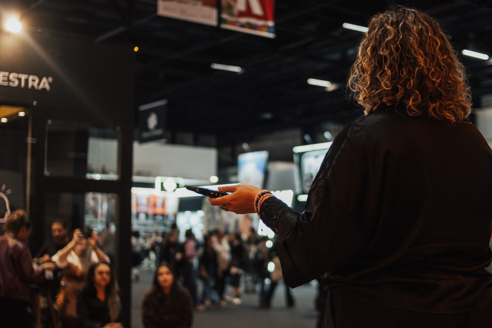 Dra. Igislaine Cardoso durante palestra para plateia na Bienal do Livro